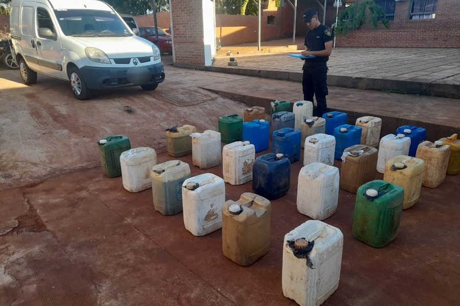 La Policía de Misiones secuestró seiscientos litros de combustible transportados irregularmente en un vehículo, en el ingreso a la localidad de Garuhapé