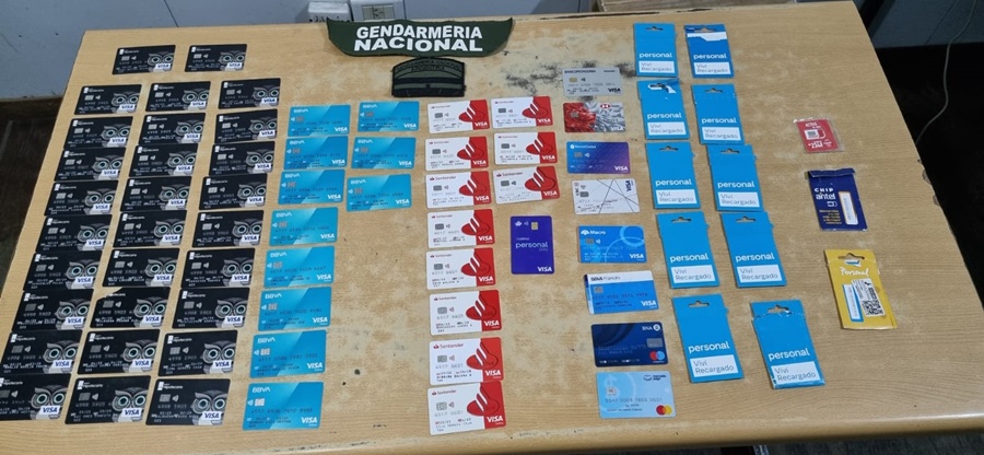 Tenía numerosas tarjetas de débito en su poder y ofreció dinero a cambio de evitar el control