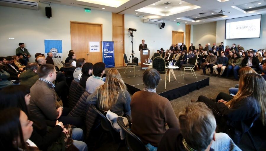 La juventud del campo se hizo sentir en La Rural de Palermo y planteó el desafío de fortalecer el arraigo, más de 500 chicos de escuelas rurales visitaron la muestra ganadera