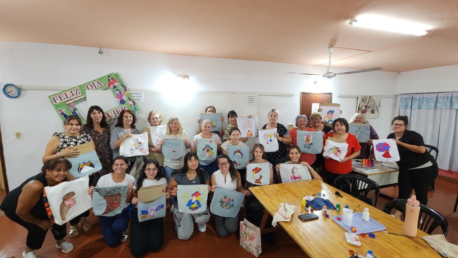 Misiones: Exitoso taller de "ARTErapia" Bolsos Pintados, con la participación masiva, de vecinas de los Municipios de; Apóstoles, Azara y San José