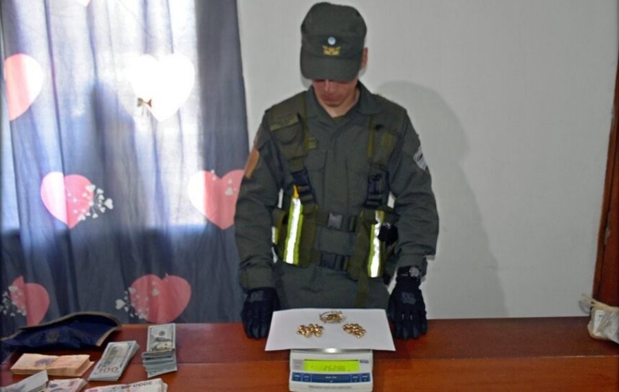 Tres pasajeras de un remis llevaban consigo oro y moneda extranjera