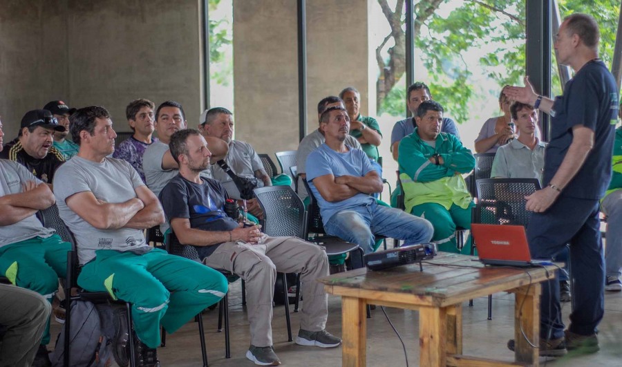 Posadas: Refuerzan la seguridad vial con capacitaciones a choferes de la Municipalidad, los trabajadores reciben conocimientos técnicos sobre sus tareas diarias, el control de las emociones ante situaciones diarias