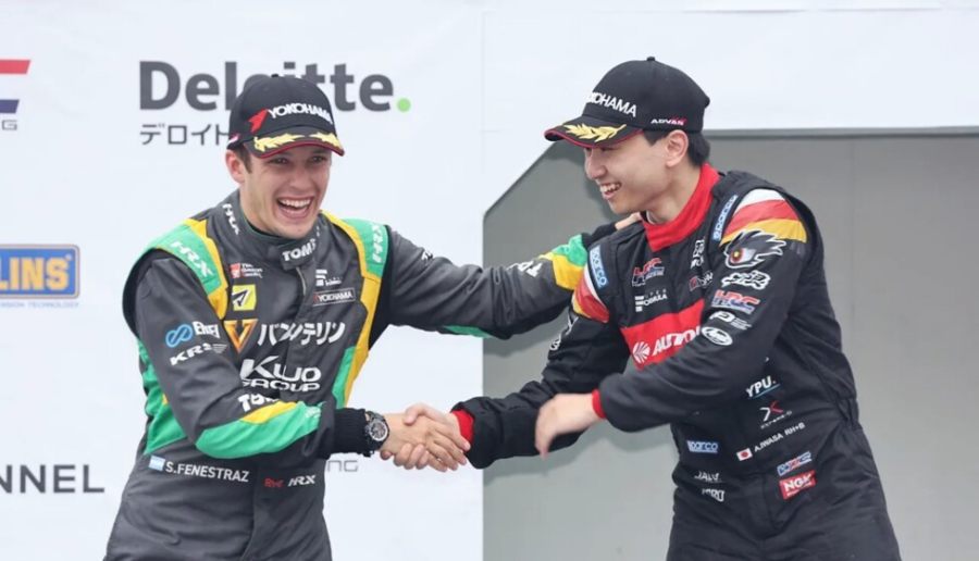 Podio de Sacha Fenestraz en Súper Fórmula japonesa, al terminar en el segundo puesto de la competencia