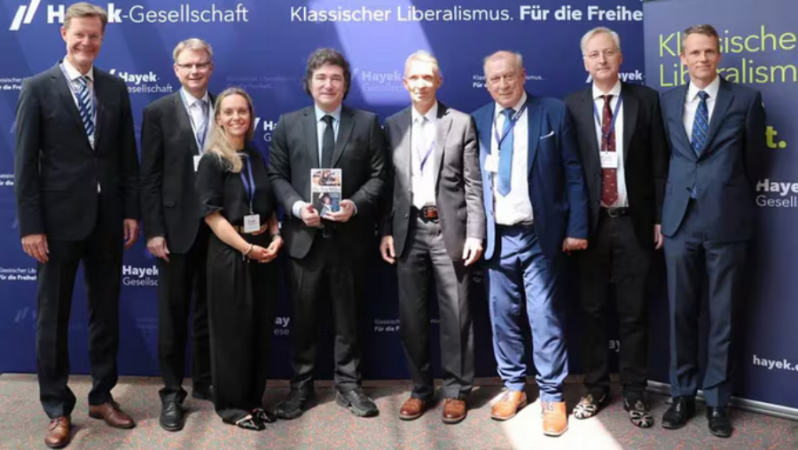 El Presidente Javier Milei recibió en Hamburgo la “Medalla Hayek” y luego irá a Berlín para mantener una breve reunión con Olaf Scholz