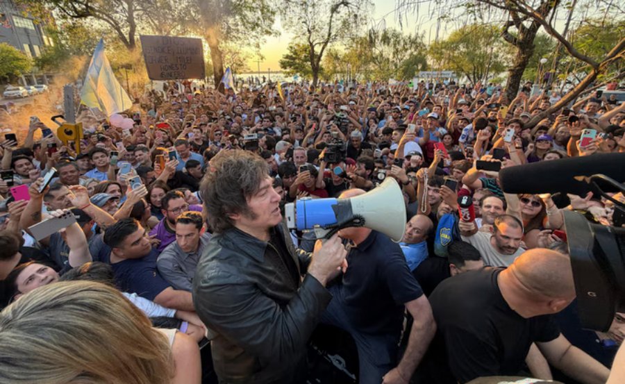 De campaña por el Litoral, el Presidente Javier Milei se mostró cercano al Gobernador del Chaco y pidió a los argentinos que “se sigan esforzando”