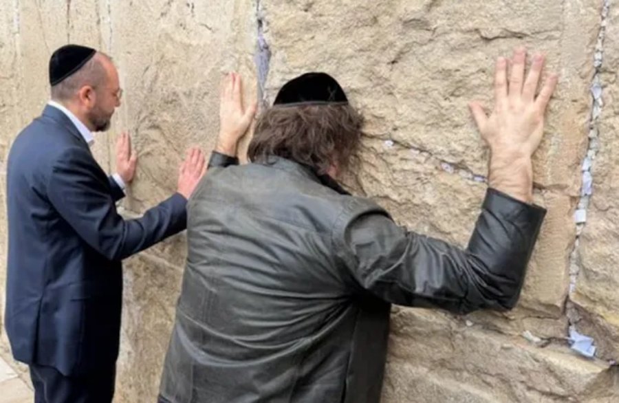El Presidente Javier Milei llegó a Israel, pasó por el Muro de los Lamentos e  inició la gira