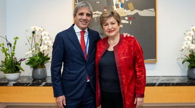 El FMI aprobó la revisión del acuerdo con la Argentina y destraba el desembolso de 1.000 millones de dólares