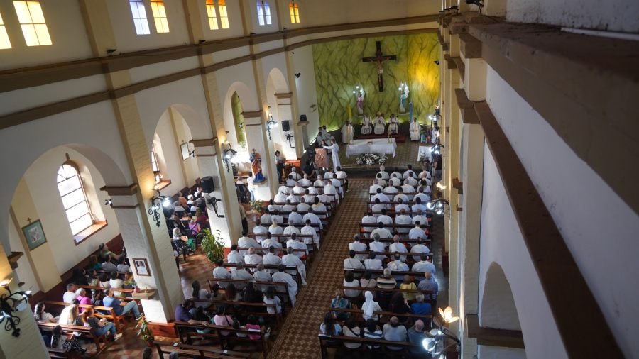 Apóstoles vivió una emotiva Misa Crismal con fuerte presencia de la comunidad religiosa