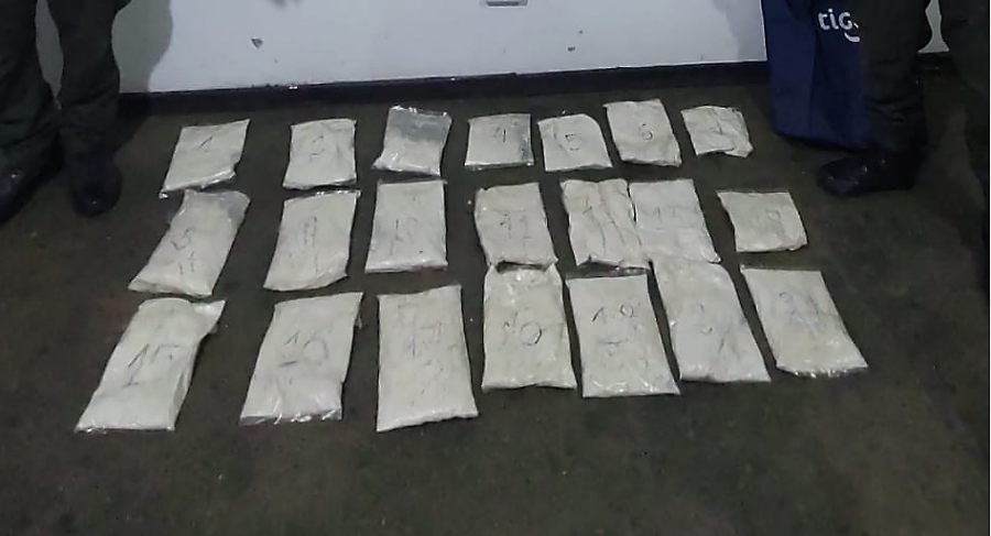 Trasladaban ocultos 18 kilos de cocaína: Dos personas resultaron detenidas