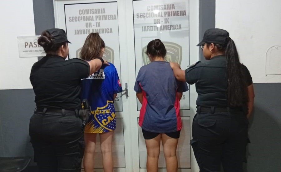 Jardín América: Dos mujeres fueron arrestadas luego de emboscar a una motociclista para robarle, en tanto continúa la búsqueda del tercer implicado