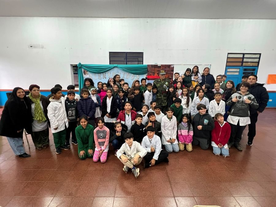 La localidad de Santa Ana fue sede de una emotiva jornada de homenaje con la muestra itinerante “Héroes Misioneros en Malvinas”