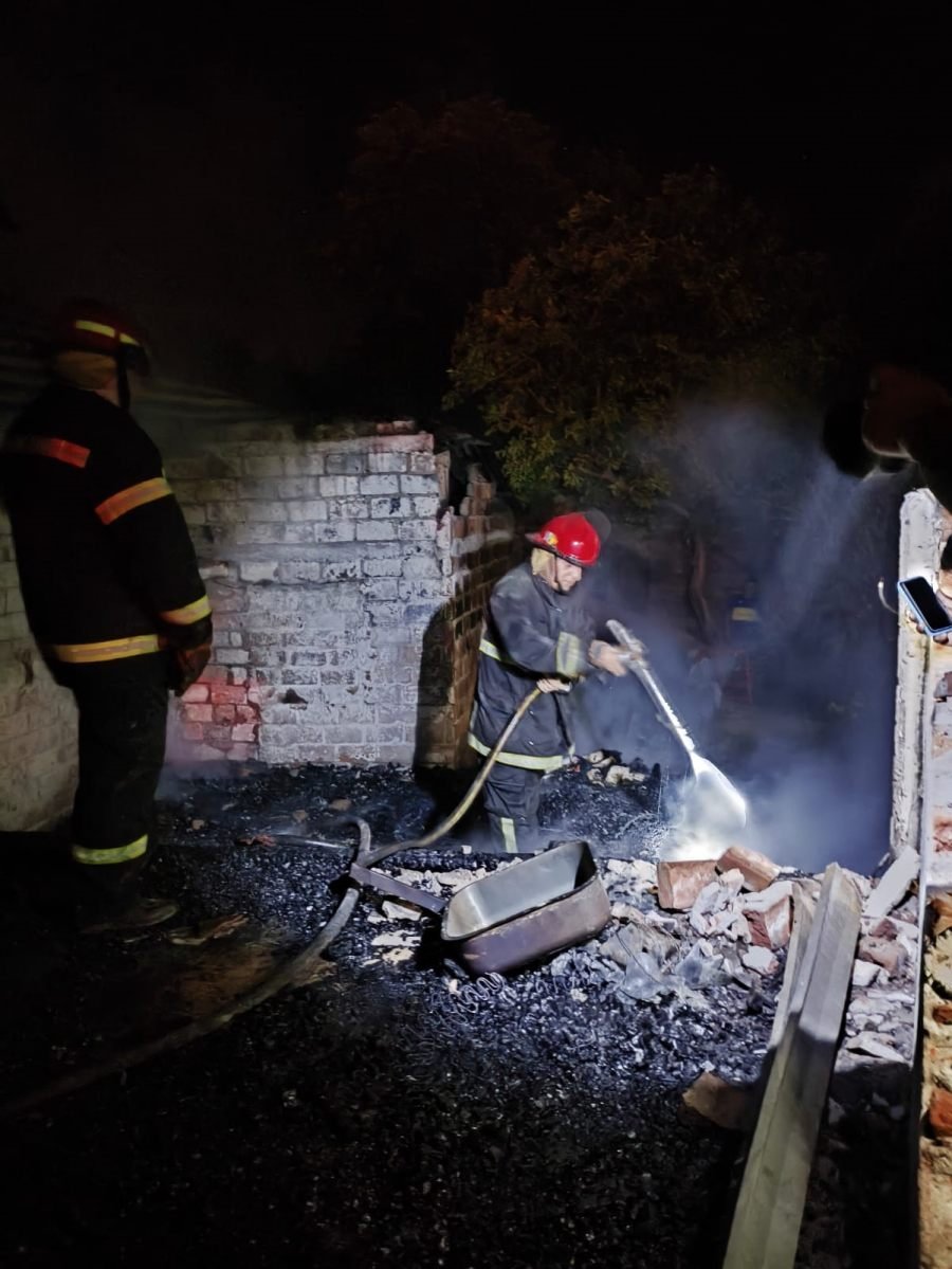 Oberá: Incendio estructural afectó tres inmuebles conectados entre sí, hubo daños materiales y dos personas asistidas