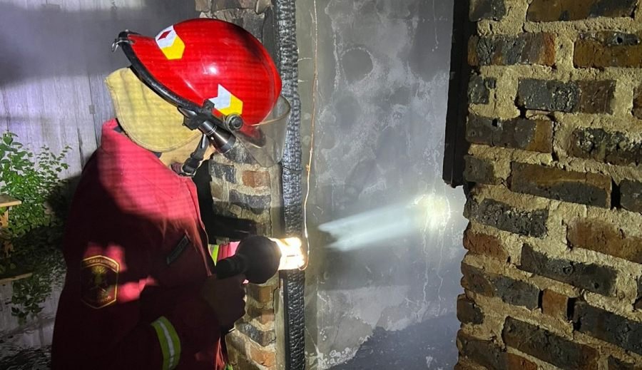 Oberá: Bomberos controlaron incendio en una vivienda, que afectó una construcción de mampostería con techo de chapas de zinc