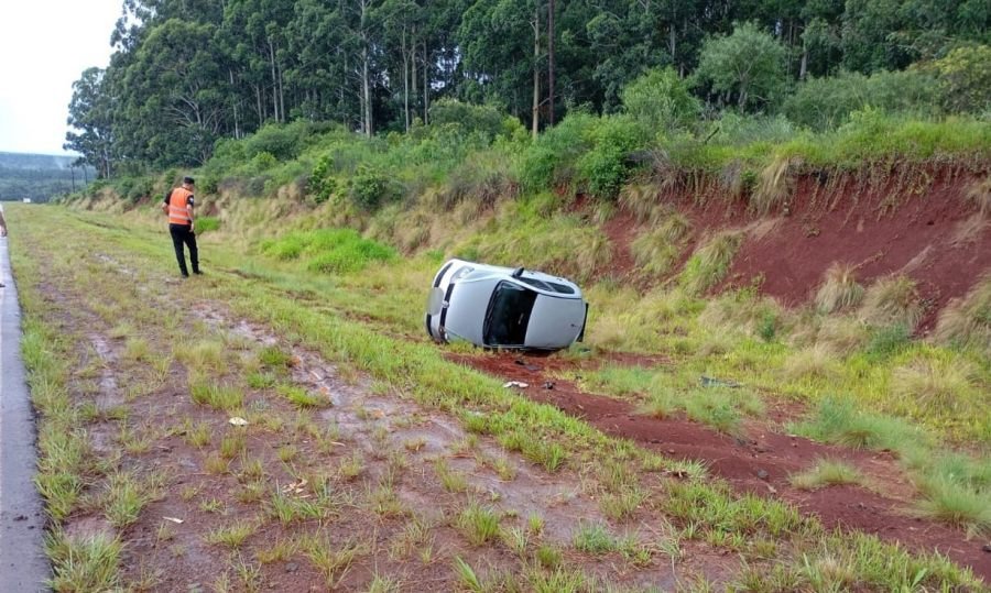Misiones: Un vehículo terminó en la banquina tras un despiste sobre la Ruta Provincial N° 2