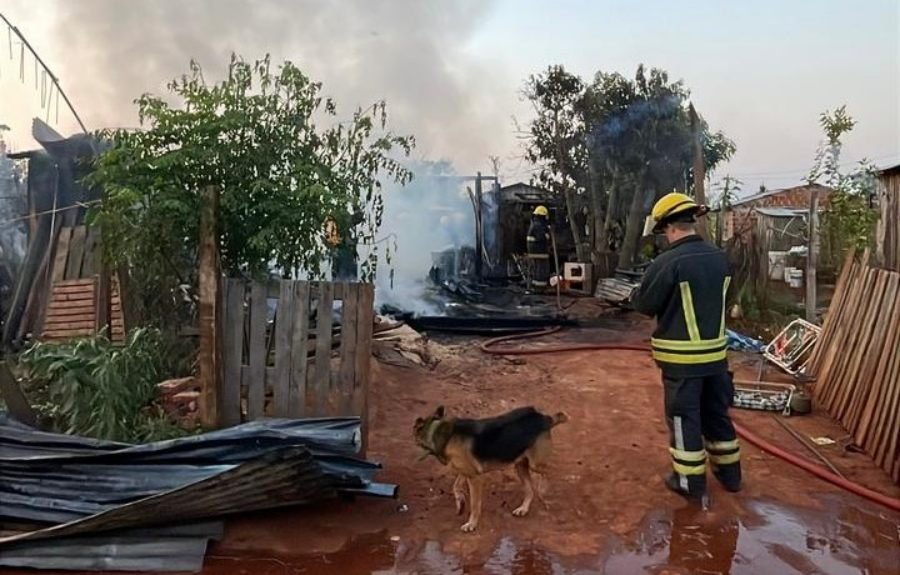 Misiones: Incendio destruyó por completo una vivienda en el Municipio de San Vicente sin dejar personas lesionadas