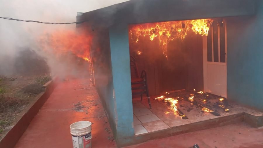Incendio de vivienda en la localidad misionera de Campo Viera sin lesionados, sin embargo las pérdidas fueron totales
