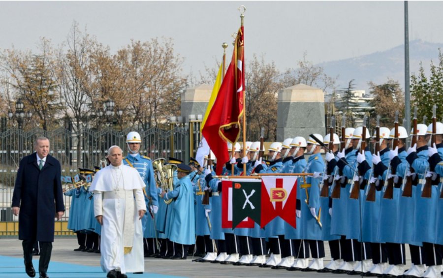 El valor de la familia y la paz marcan la primera jornada del viaje de León XIV a Turquía