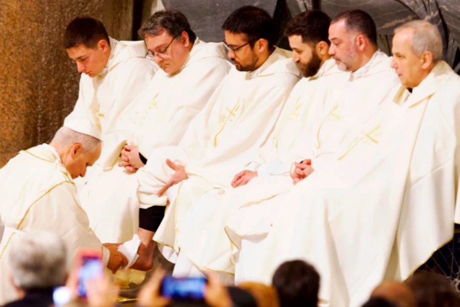 El Papa León XIV lava los pies a 12 sacerdotes durante la Misa de Jueves Santo