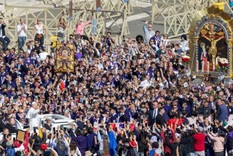 El Papa León XIV saluda con afecto a los devotos del Señor de los Milagros