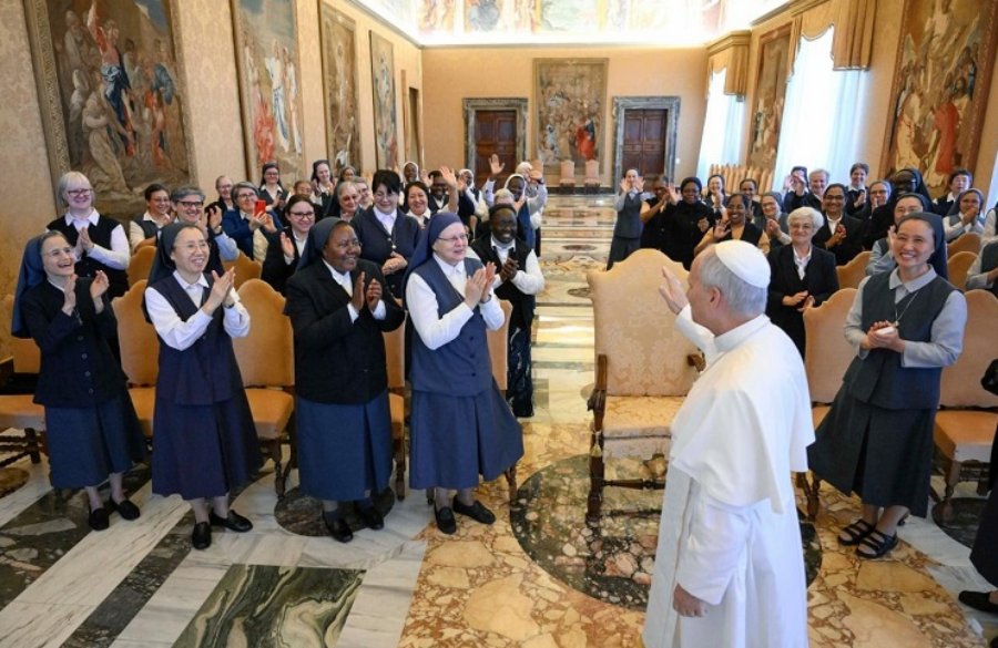 "Mirar hacia arriba y sumergirse en la realidad", pidió el Papa a las Paulinas