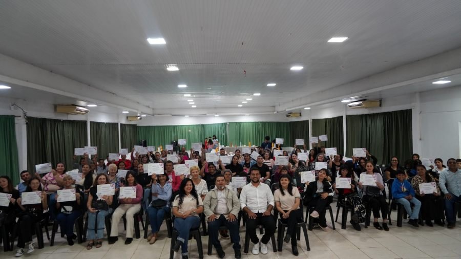 Apóstoles: Cerca de ochenta personas finalizaron con éxito el taller de pastelería “Mujer Creando Dulzura”, durante el curso, las alumnas aprendieron técnicas fundamentales, elaboraron diversas recetas