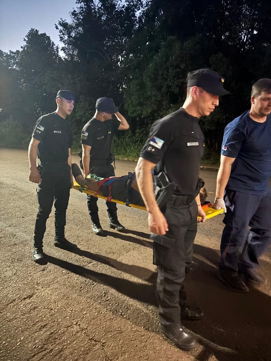 La Policía de Misiones asistió y rescató a un hombre de 63 años que había caído al interior en un pozo en la localidad de Puerto Rico