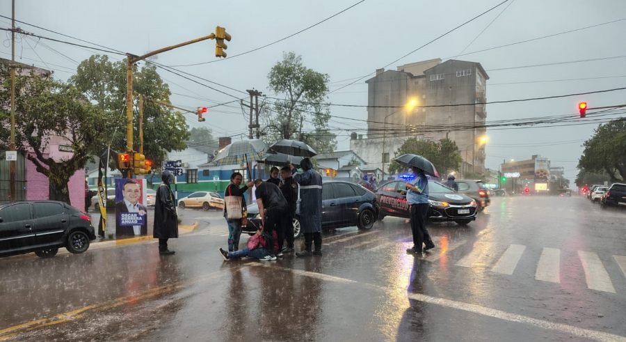 Oberá: Mujer de 55 años lesionada tras ser embestida por un vehículo, que asistida en el lugar y posteriormente trasladada al Hospital SAMIC para su atención médica
