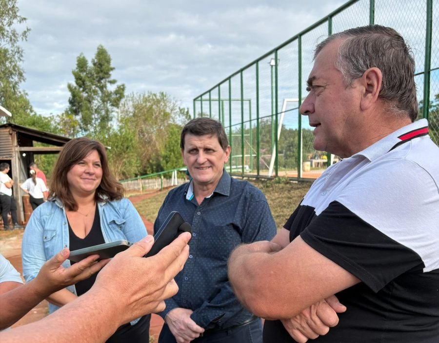 En el Municipio de Azara, el Ministro Adolfo Safrán recorrió las obras del nuevo playón deportivo en el Barrio 27 de Agosto