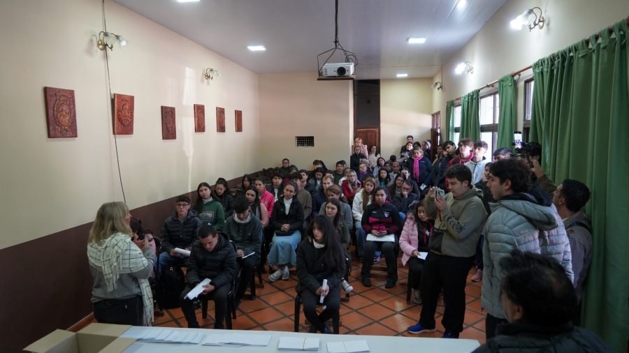 Más de cien estudiantes apostoleños recibieron las Becas Municipales y de Pasajes