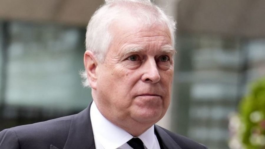 Arrestan a Andrew Mountbatten-Windsor bajo sospecha de mala conducta en un cargo público, dice la Policía Británica