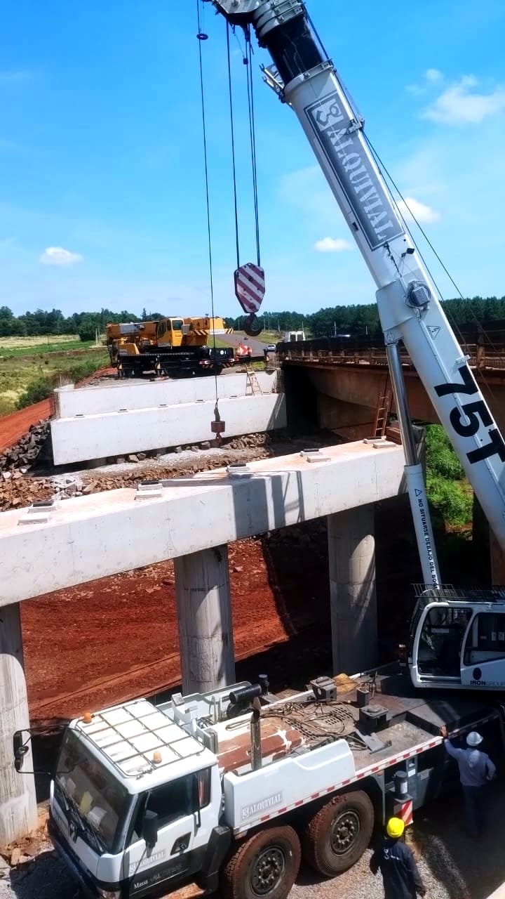 Misiones: Colocación de vigas en los nuevos puentes, sobre la Autovía en la Ruta Nacional N° 105