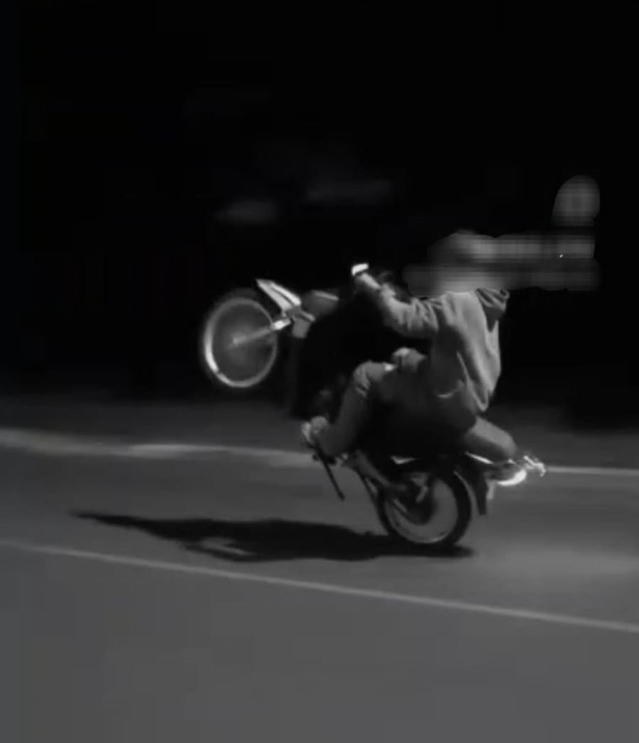 Se filmaba haciendo “willy” en plena ruta: La Policía de Misiones lo identificó y secuestró la motocicleta