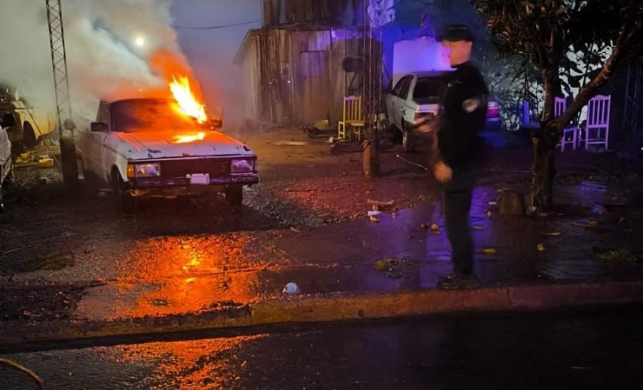 Incendio vehicular, se encontraba en llamas y fue rápidamente sofocado por los bomberos voluntarios en la localidad de San Antonio, sin lesionados