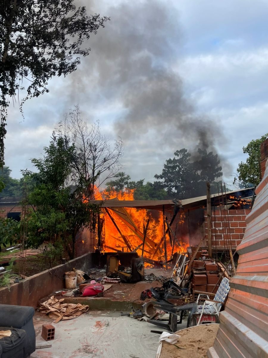 Incendio consumió una vivienda en el Barrio Bicentenario en la ciudad de Puerto Iguazú, no registrándose personas lesionadas