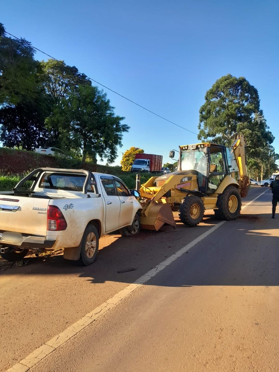 San Vicente: Choque sobre la Ruta Nacional N° 14 entre una camioneta y una retroexcavadora, un hombre resultó lesionado