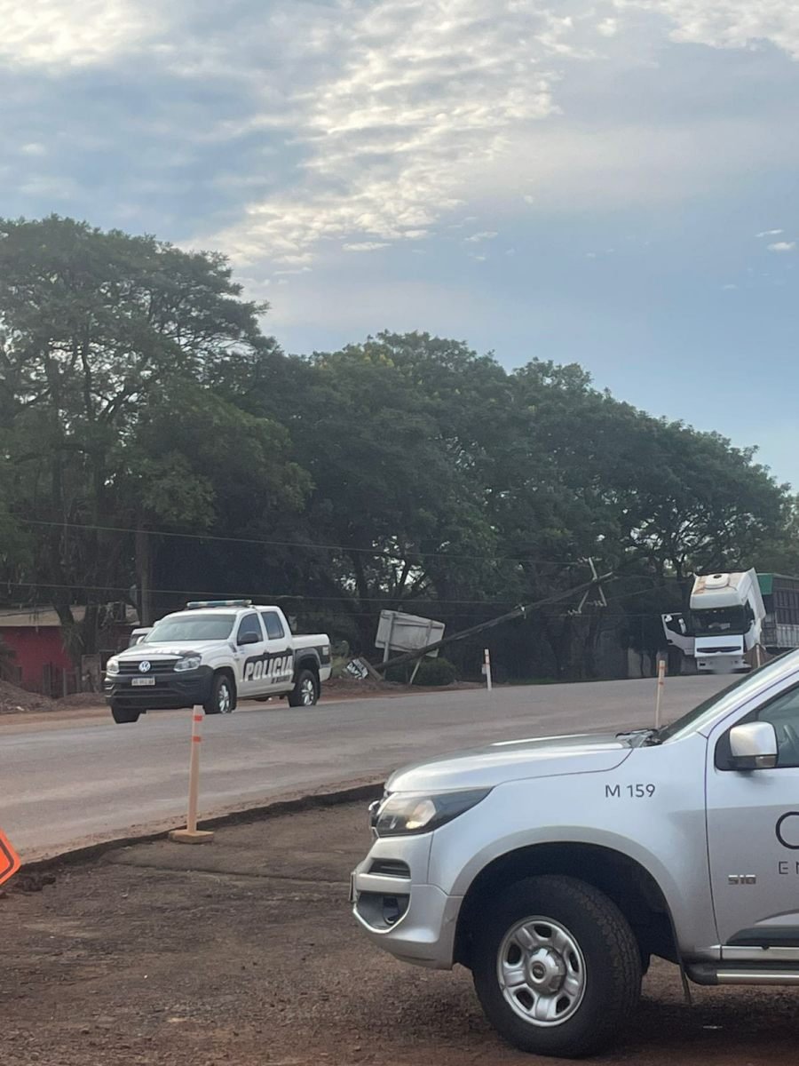 San José: Fueron asistidos tras recibir una descarga eléctrica luego que colapsaran postes de líneas de alta tensión sobre la Ruta Nacional N° 105
