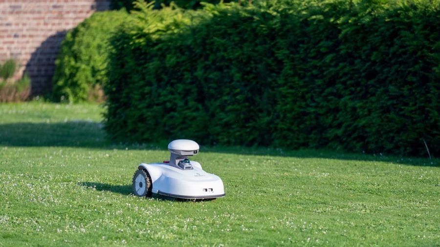 Del lote al jardín: La nueva apuesta tecnológica de VAF, la empresa amplía su oferta con un robot cortacésped que trabaja mediante navegación satelital