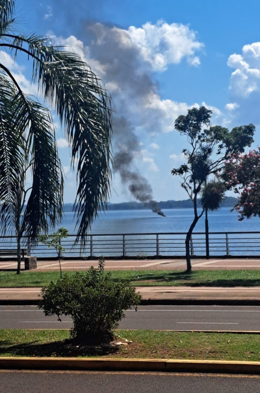 Posadas: Arrojaron una caja en llamas al Río Paraná y generaron una columna de humo frente a la Costanera