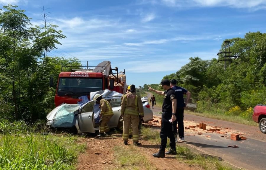 Misiones: Dos personas fallecieron en un choque frontal entre un automóvil y un camión sobre la Ruta Provincial N° 13 en la localidad de El Soberbio