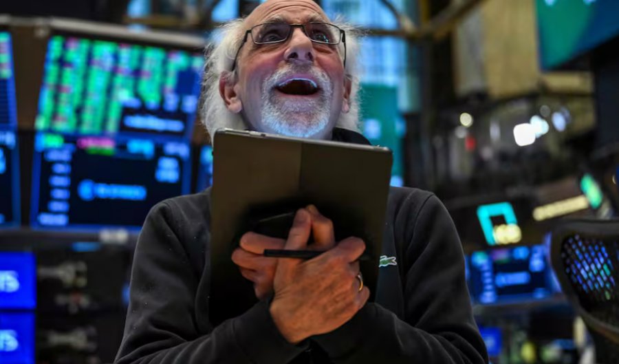 Las acciones cierran el mes con alzas acumuladas del 140% y el riesgo país recortó un 45%