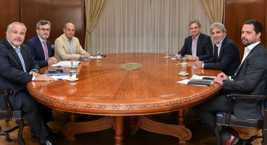 La Unión Industrial Argentina llevó a Luis Caputo un plan para reactivar la economía: qué dice la propuesta