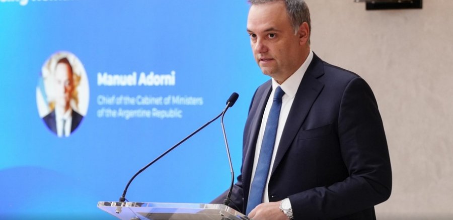 Abren una investigación por los viajes de Manuel Adorni con su esposa a Nueva York y Punta del Este