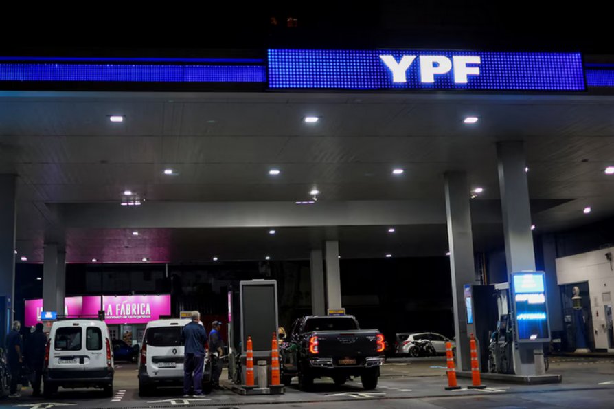YPF estabiliza el precio de la nafta: No trasladará al surtidor la suba del petróleo por 45 días