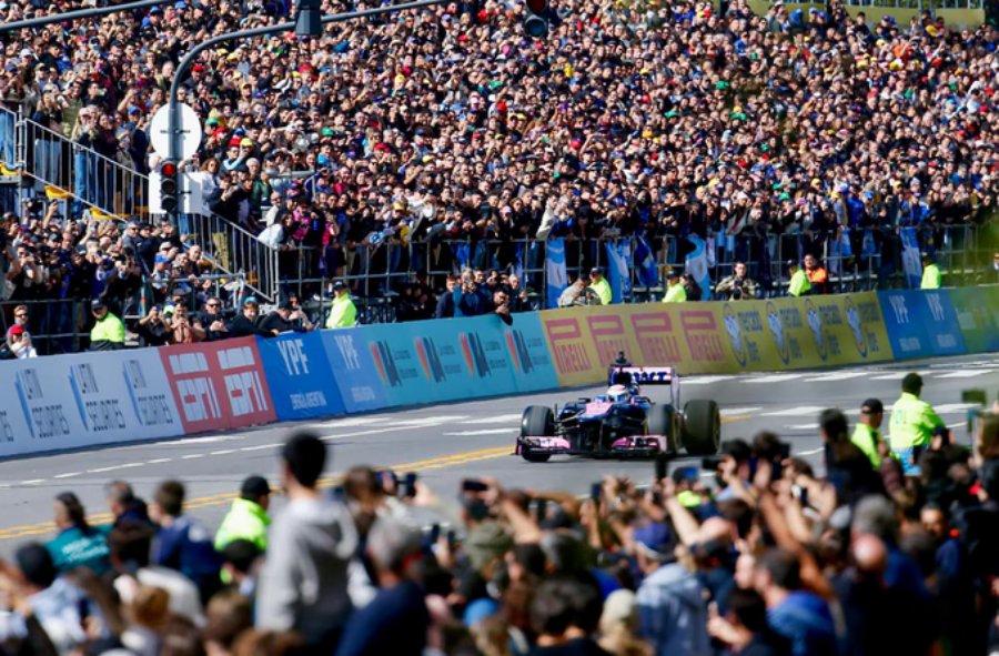 Lo que no se vio del road show de Colapinto: Su gesto con un grupo de chicos, el asombro en Alpine y por qué se recibió de ídolo