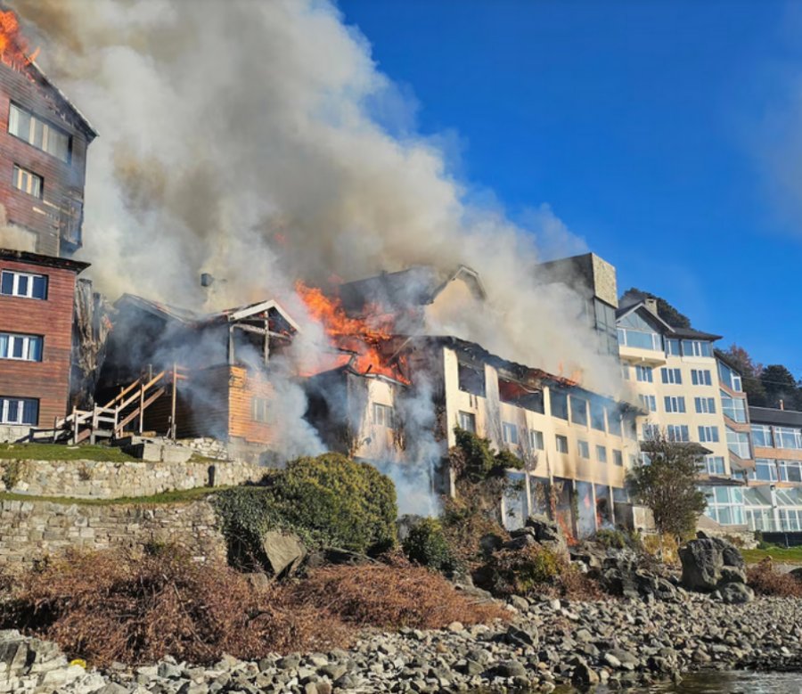 Feroz incendio en un histórico hotel turístico en la ciudad de Bariloche: El fuego habría comenzado por una quema de hojas secas