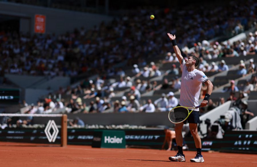 Tenis: Batacazo argentino en Roland Garros, Juan Manuel Cerúndolo aprovechó los problemas de Jannik Sinner y eliminó al 1° del mundo