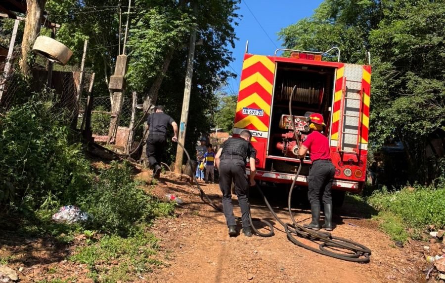 Oberá: Rápida intervención policial y de bomberos evitó que un incendio se propagara en una vivienda, afortunadamente, no se registraron personas lesionadas, aunque se constató daño parcial en la zona de la cocina