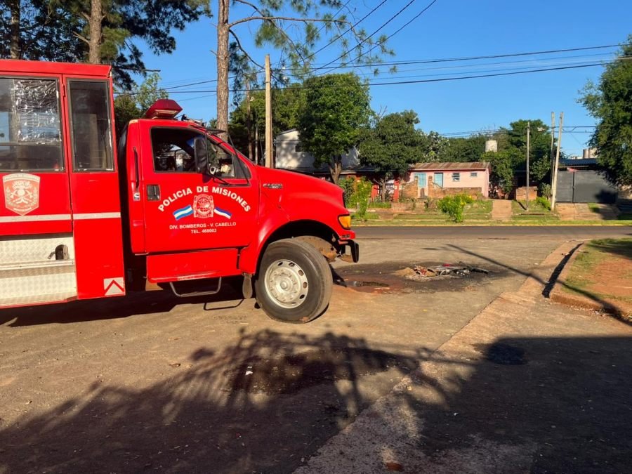 Posadas: Una motocicleta se incendió por un cortocircuito, el siniestro fue controlado rápidamente por personal de Bomberos, sin registrarse personas lesionadas
