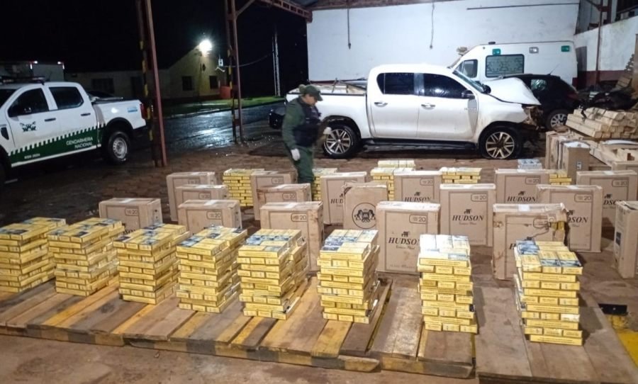 Camioneta con cigarrillos evadió control de Gendarmería Nacional: El vehículo se accidentó mientras intentaba huir
