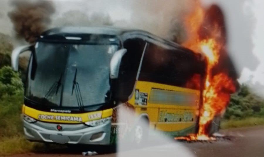 Incendio de un ómnibus sobre Ruta Provincial N° 17 en el Municipio misionero de Pozo Azul, presumiblemente a raíz de un desperfecto mecánico, sin lesionados